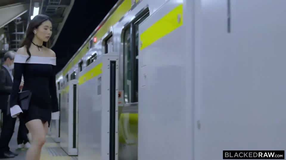 日本网红高颜值AV女优「片山里伽子」 长的风骚床上表现精彩 尤其是那大屁股诱惑力十足 连老黑都被累的#亚裔#射精#骚逼#挑逗#异国#性交