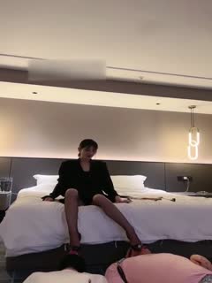 【黑丝长腿御姐调教2个男奴】皮鞭抽脸辱骂舔脚，男狗爬过来