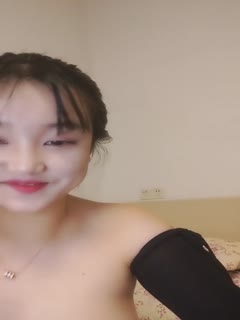 刚下海不久的小少妇，肤白貌美微胖极品奶子好大好白，无毛白虎逼跟狼友撩骚互动，脱光了诱惑狼友掰开逼看