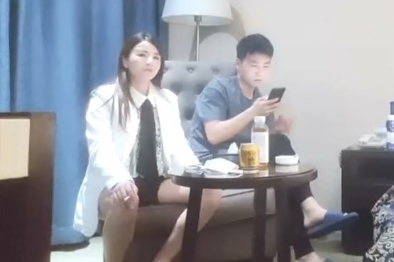 型西装御姐大奶翘起臀换上黑丝操逼翘起屁股一下下猛顶搞得浪叫.