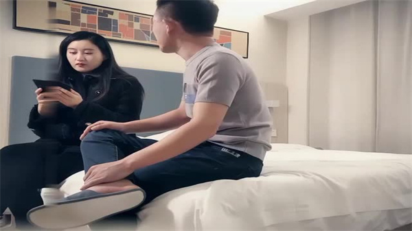 刚下海不久兼职外围美女御姐型扑倒要亲嘴穿上黑丝抓着奶子吸吮