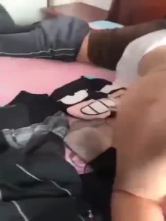 真就不避一下孩子？