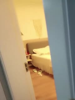 骚姐姐观战妹妹的性福生活，掰开骚逼给小哥舔，口交大鸡巴舔蛋蛋