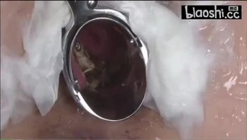 良家妇女惨遭被变态用蛐蛐折磨放入阴道啃食逼肉虫交视频