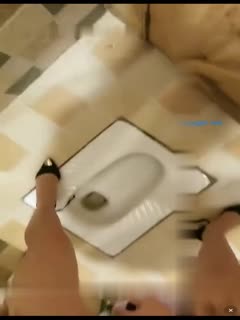 黑丝苗窕骚御姐公厕里淫声荡语撩骚互动道具玩弄骚逼自慰