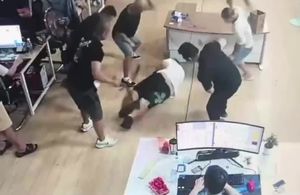 五名缅甸缅北园区人员暴力殴打无业绩男猪仔视频