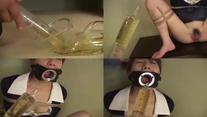 捆绑白领人妻水晶夜壶装尿扩张器撑嘴强制喂尿灌尿视频